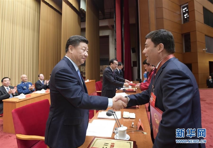 4.9月27日，全國民族團(tuán)結(jié)進(jìn)步表彰大會在北京舉行。這是習(xí)近平等向受表彰的模范集體和模范個人代表頒獎。 新華社記者 李學(xué)仁 攝