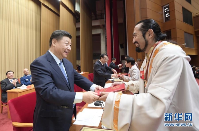 5.9月27日，全國民族團(tuán)結(jié)進(jìn)步表彰大會在北京舉行。這是習(xí)近平等向受表彰的模范集體和模范個人代表頒獎。