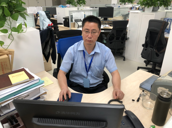 圖為孫紅在日常辦公。