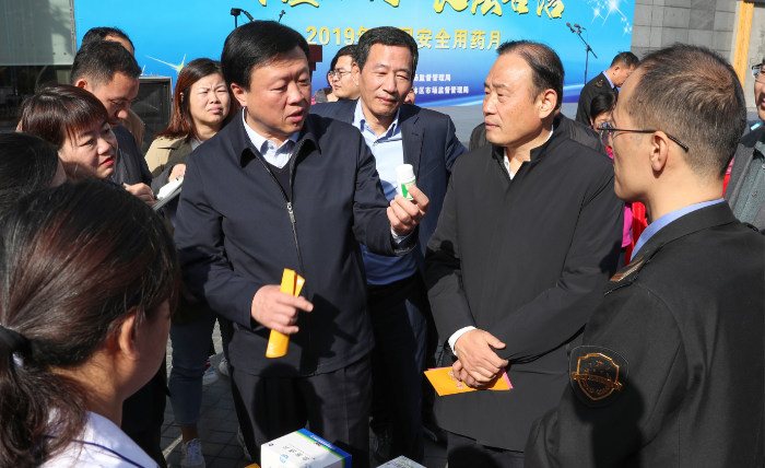 圖為參加活動的領(lǐng)導(dǎo)在現(xiàn)場視察。（趙光 攝）.j.png