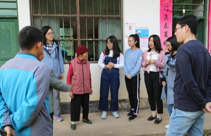 在武當(dāng)鎮(zhèn)崗上村進(jìn)行精準(zhǔn)扶貧專項(xiàng)調(diào)研并慰問4戶貧困戶