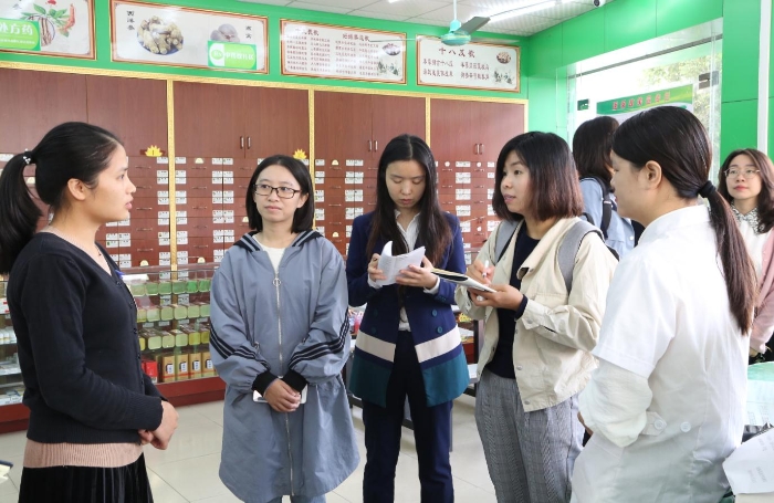 走訪華爾康連鎖藥店，了解執(zhí)業(yè)藥師是否在崗、處方藥銷售等情況