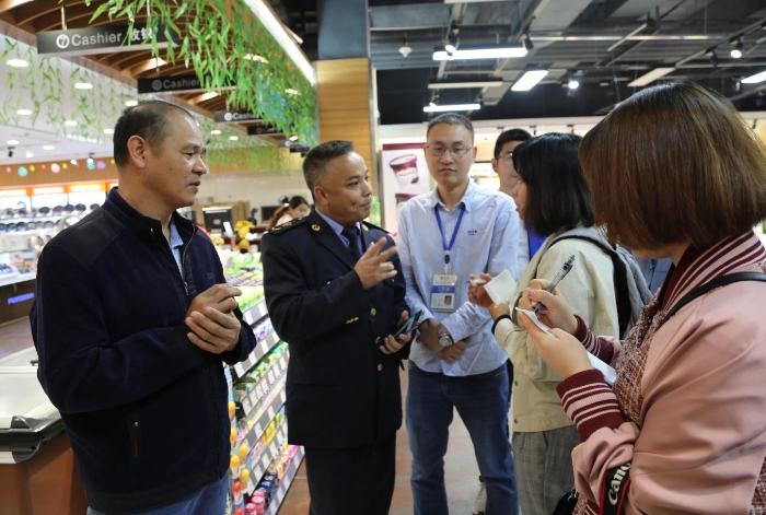 走進(jìn)龍南縣宏昌城連鎖超市，零距離感受食品安全監(jiān)管現(xiàn)狀