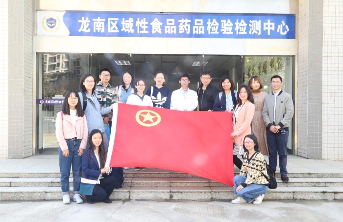 調(diào)研團(tuán)在國家藥監(jiān)局對(duì)口支援項(xiàng)目“龍南區(qū)域性食品藥品檢驗(yàn)檢測(cè)中心”了解情況