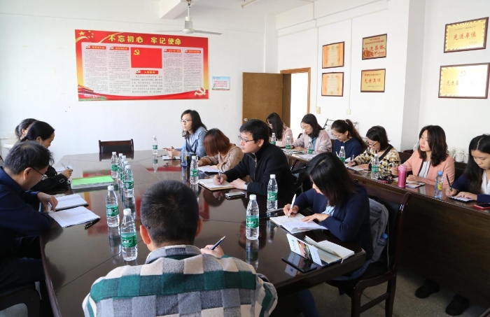 在龍南縣疾病預(yù)防控制中詳細(xì)詢問疫苗購買、存放、下發(fā)、接種等情況