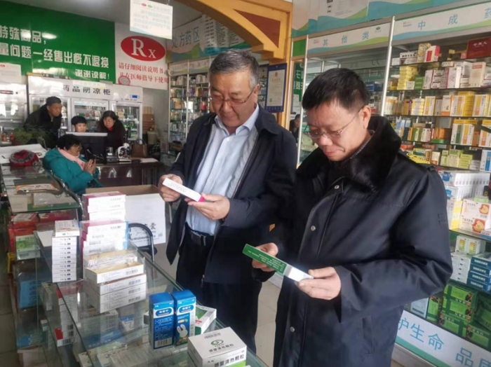呼和浩特市市場(chǎng)監(jiān)督管理局執(zhí)法人員正在檢查藥店銷售藥品。楊燕攝