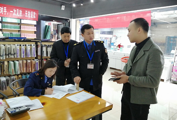 圖為稽查執(zhí)法人員在銅仁市碧江區(qū)金灘廣場雅麗發(fā)品經(jīng)銷店開展化妝品質(zhì)量安全檢查。