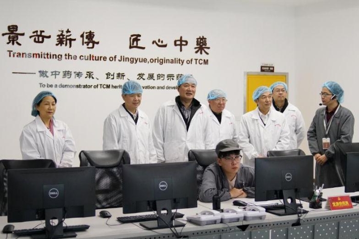 圖為浙江省藥品監(jiān)督管理局黨組書記、局長徐潤龍率隊走訪浙江景岳堂藥業(yè)有限公司。（浙江省藥品監(jiān)督管理局供圖）