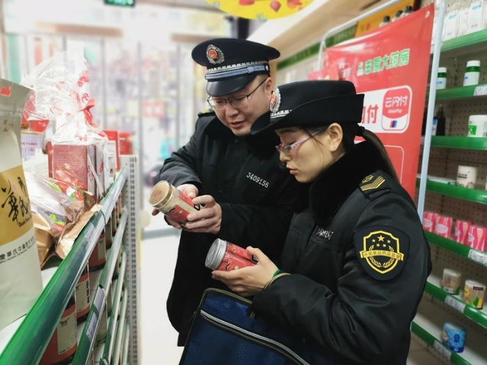 圖為蚌埠市市場監(jiān)督管理局執(zhí)法人員檢查零售藥店