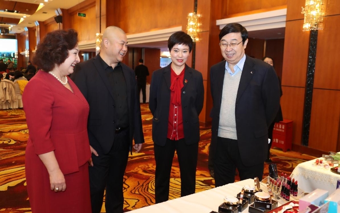 新疆維吾爾自治區(qū)藥品監(jiān)督管理局黨組成員、副局長馬明輝（右一）了解新疆化妝品企業(yè)的產(chǎn)品（馬少賓 攝）