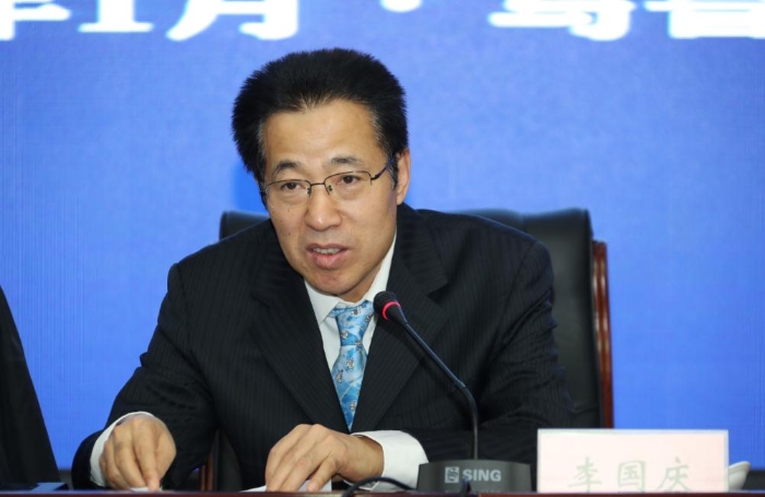 國家藥品監(jiān)督管理局政策法規(guī)司一級巡視員李國慶在培訓班上授課。（馬少賓攝）