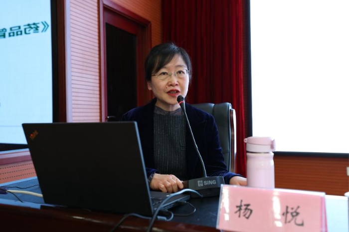 沈陽藥科大學教授楊悅在培訓班上授課。（馬少賓 攝）