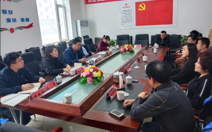 圖為“兩法”宣講團(tuán)、延邊檢查分局與藥品流通企業(yè)負(fù)責(zé)人座談了解培訓(xùn)需求。