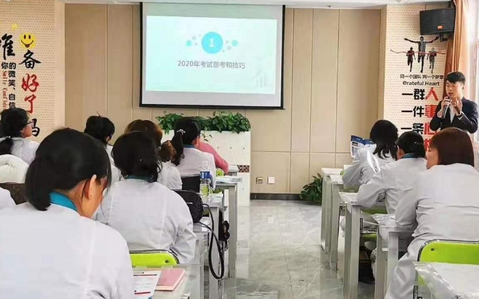圖為宣講團(tuán)為梨樹(shù)縣匯豐大藥房連鎖有限公司員工進(jìn)行“兩法”培訓(xùn)