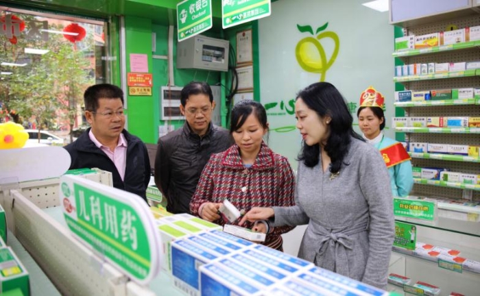 圖為檢查組在藥店進行檢查。（李舒雯攝）