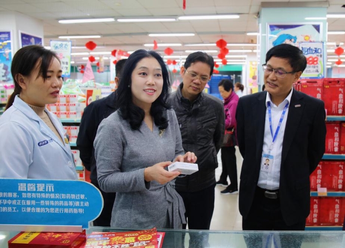 圖為檢查組在藥店進行檢查。李舒雯攝