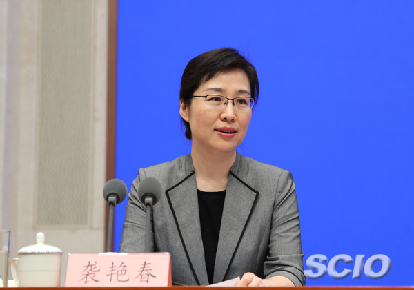 國新辦新聞局副局長、新聞發(fā)言人襲艷春（焦非 攝）