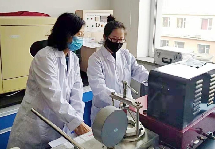 圖為吉林省器械所檢驗人員進(jìn)行醫(yī)用一次性口罩的項目檢驗。
