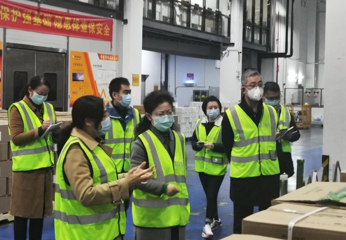 圖為檢查組在華潤集團(tuán)廣東醫(yī)藥有限公司物流中心現(xiàn)場檢查。