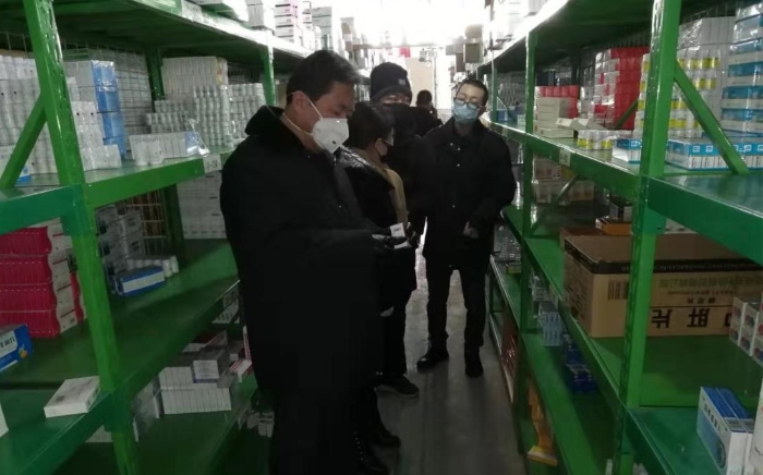 圖為吉林省藥監(jiān)局延邊檢查分局局長胡中玉（左一）帶隊檢查藥品經(jīng)營企業(yè)。