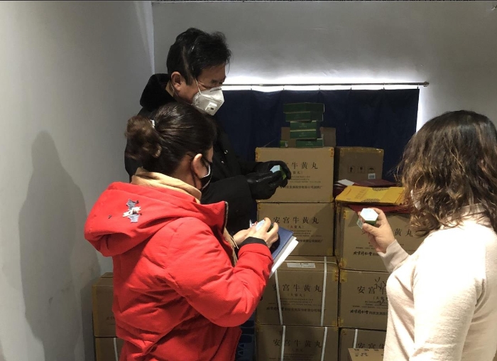 圖為吉林省藥監(jiān)局延邊檢查分局局長胡中玉（中）帶隊檢查藥品經(jīng)營企業(yè)藥品儲存情況。