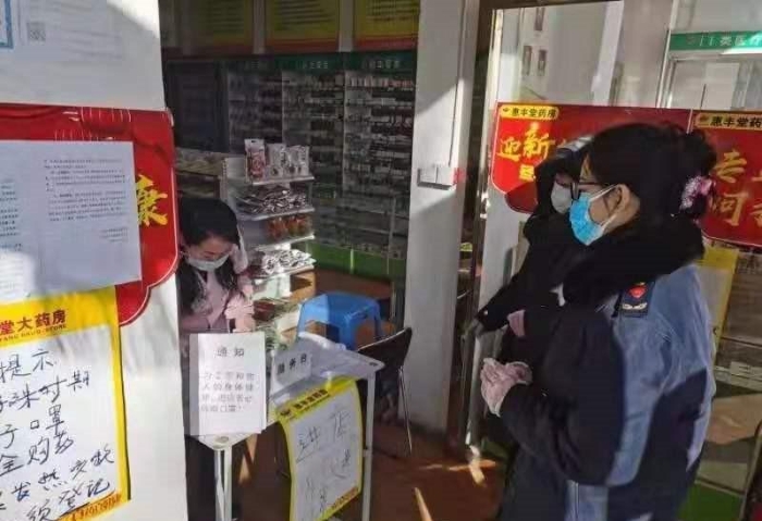 圖為包頭市昆都侖區(qū)市場監(jiān)管局執(zhí)法人員在一家藥店檢查。（昆都侖區(qū)市場監(jiān)管局供圖）