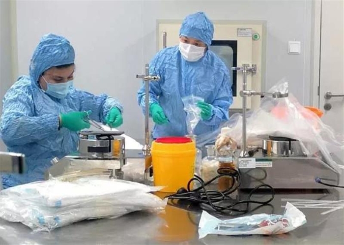 圖為新疆維吾爾自治區(qū)藥品檢驗研究院工作人員在工作。（新疆維吾爾自治區(qū)藥檢院供圖）