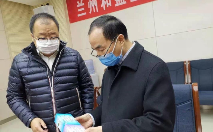 圖為甘肅省藥品監(jiān)督管理局黨組書(shū)記、局長(zhǎng)宋保才（右一）在藥品生產(chǎn)企業(yè)檢查藥品安全生產(chǎn)情況  甘肅省藥監(jiān)局供圖