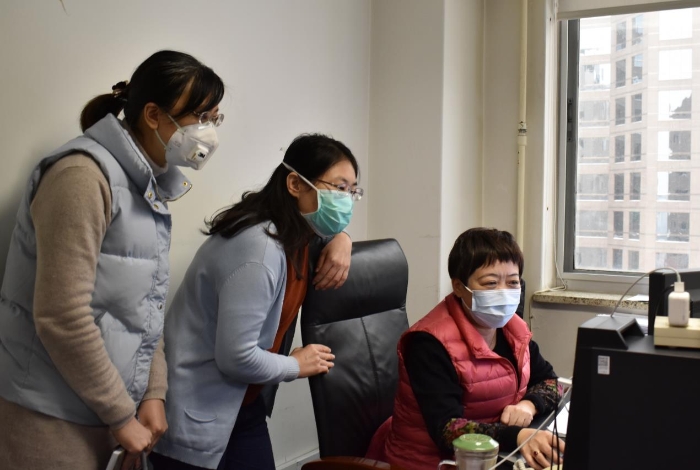 正在工作中的馬玉楠部長、劉宗英老師與劉麗鶴。