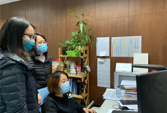 項(xiàng)目管理人正在溝通協(xié)調(diào)。