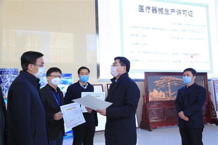 圖為甘肅省藥監(jiān)局副局長(zhǎng)王宗偉（右二）為三家企業(yè)發(fā)放臨時(shí)《醫(yī)療器械注冊(cè)證》和《醫(yī)療器械生產(chǎn)許可證》 （中國(guó)食品藥品網(wǎng)記者丁怡媛 攝）