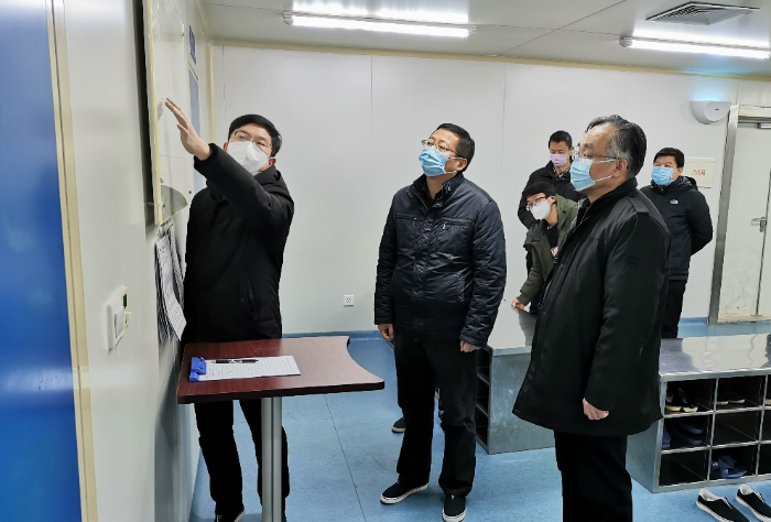 圖為劉文斌與武漢分局工作人員在國藥集團進行武漢血液制品現(xiàn)場檢查。