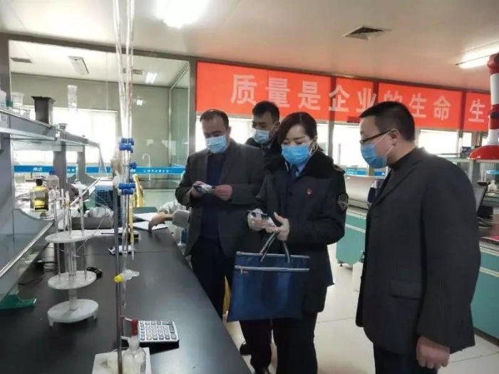 圖為喀什地區(qū)市場監(jiān)管局執(zhí)法人員正在檢查一家食品生產(chǎn)企業(yè)。（趙雅琴 攝）