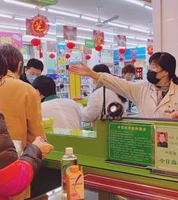 陸萍在指導顧客有序購買防護用品。