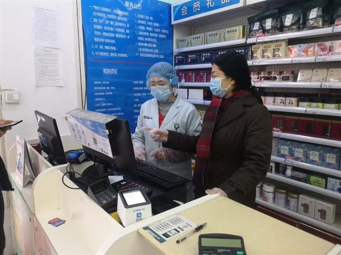 侯惠鳴指導店員做好購銷記錄。2