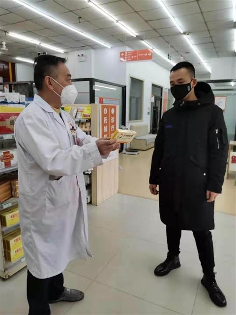 謝東杰在為顧客介紹藥品安全知識。