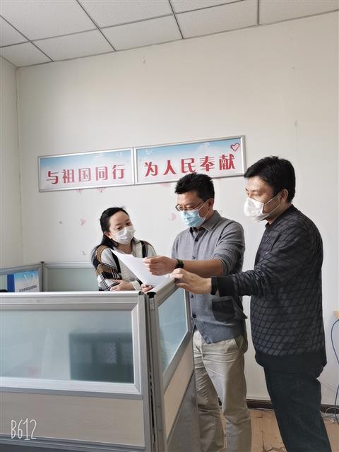 圖為該局工作人員在討論相關(guān)抗疫事宜。