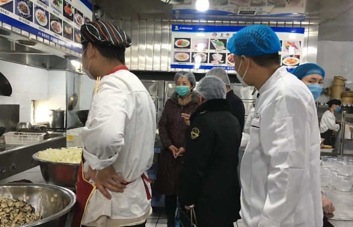 哈密市市場監(jiān)管人員開展現(xiàn)場檢查。