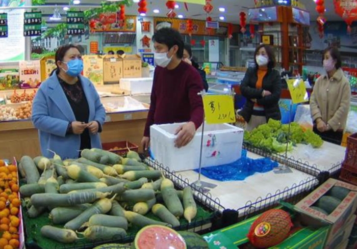 圖為張建新（左一）在工作中。