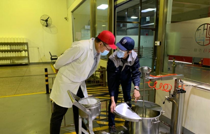 圖為現(xiàn)場(chǎng)審核企業(yè)生產(chǎn)情況。（中國食品藥品網(wǎng)記者楊菲 攝）