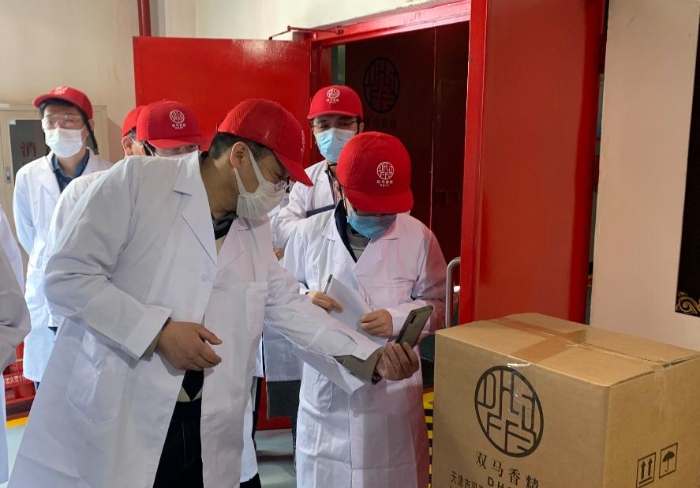 圖為現(xiàn)場(chǎng)審核企業(yè)生產(chǎn)情況。（中國食品藥品網(wǎng)記者楊菲 攝）