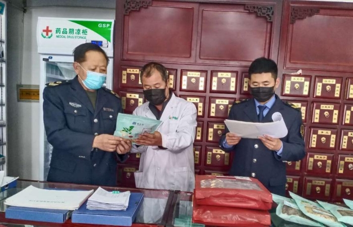 科左后旗市場監(jiān)督管理局監(jiān)管人員檢查藥店中藥飲片銷售情況?？谱蠛笃焓袌霰O(jiān)督管理局供圖