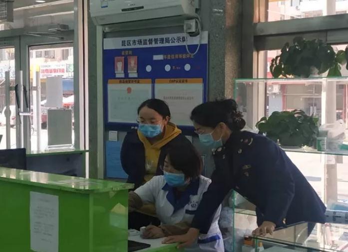 該局監(jiān)管人員正在藥品流通企業(yè)檢查特殊藥品管理制度。昆都侖區(qū)市場監(jiān)管局供圖