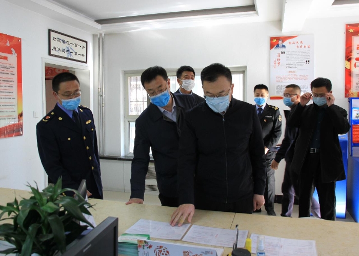 圖為山西省藥品監(jiān)管局黨組書記、局長贠亞明(中)在大同調(diào)研藥品安全智慧監(jiān)管情況。