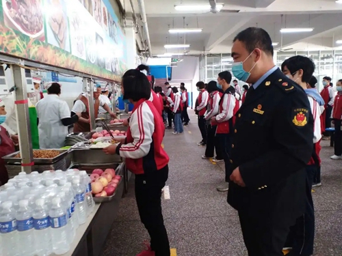 河北保定市市場監(jiān)管部門全力保障第二批復(fù)學學校食堂食品安全