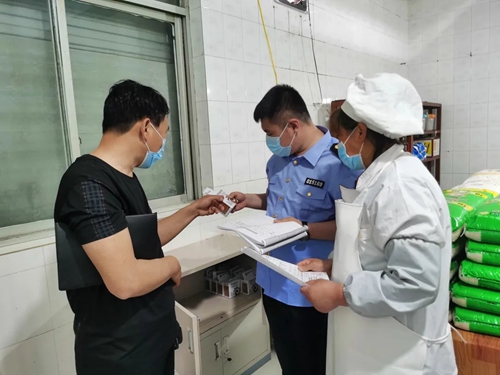 河北保定市市場監(jiān)管部門全力保障第二批復(fù)學學校食堂食品安全