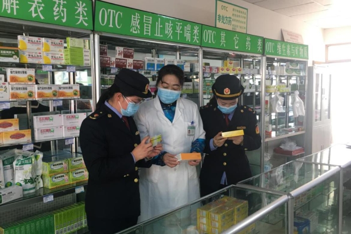 該局監(jiān)管人員正在藥品經(jīng)營企業(yè)檢查該企業(yè)藥品儲存情況。