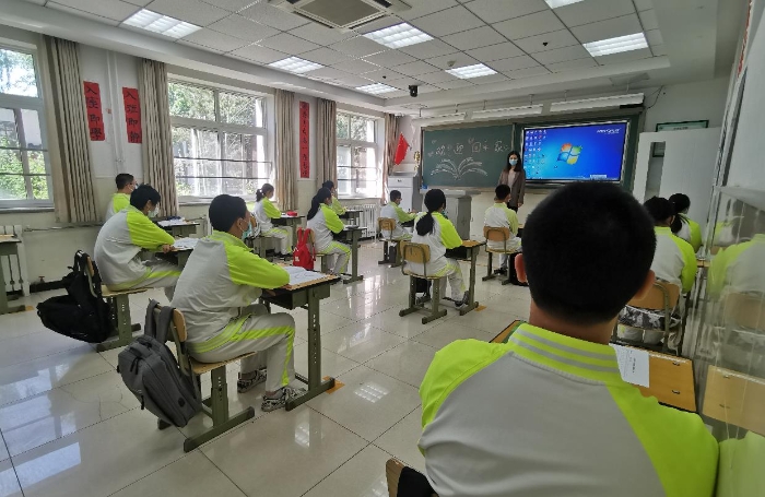 北京市二十中學新都校區(qū)初三教室，課桌間距一米以上。