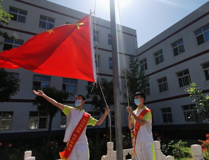 北京市二十中學新都校區(qū)升旗儀式。（中國食品藥品網(wǎng)記者王曉冬 攝）