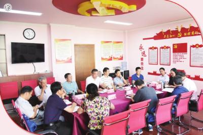 圖為學員們在黨校資料室交流研討。